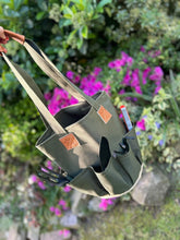 Cargar imagen en el visor de la galería, Bolso para jardinería de tela y cuero, con más de 8 bolsillos