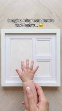 Cargar imagen en el visor de la galería, BabyPrints™ — Kit de Huellas para Bebé con Marco de Madera