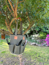 Cargar imagen en el visor de la galería, Bolso para jardinería de tela y cuero, con más de 8 bolsillos
