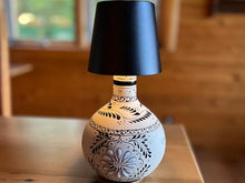 Cargar imagen en el visor de la galería, Lámpara LED Inalámbrica para Botellas — Convertí cualquier botella en una lámpara de ambiente
