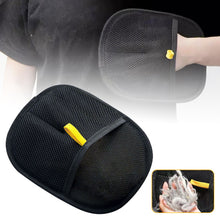 Cargar imagen en el visor de la galería, FurGlove™ — Guante Quita Pelo para Mascotas
